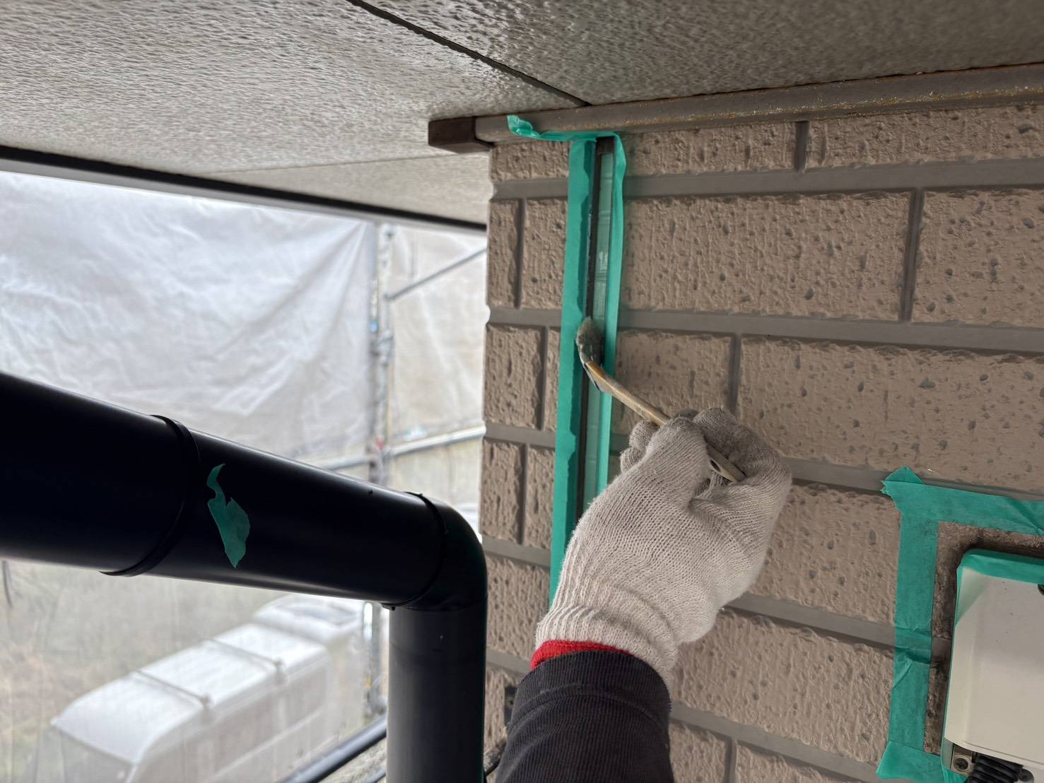 外壁サイディング目地の劣化部分をシーリング材で打ち替えている様子です。