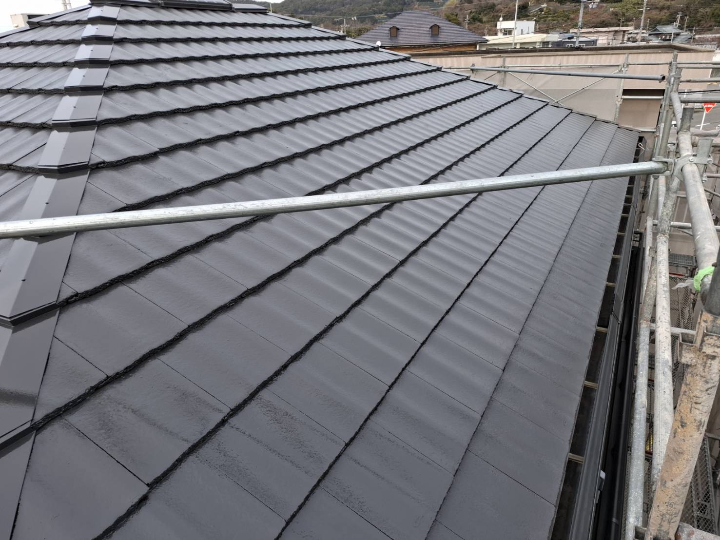 屋根塗装工事を行ない、きれいに仕上げた状態です。