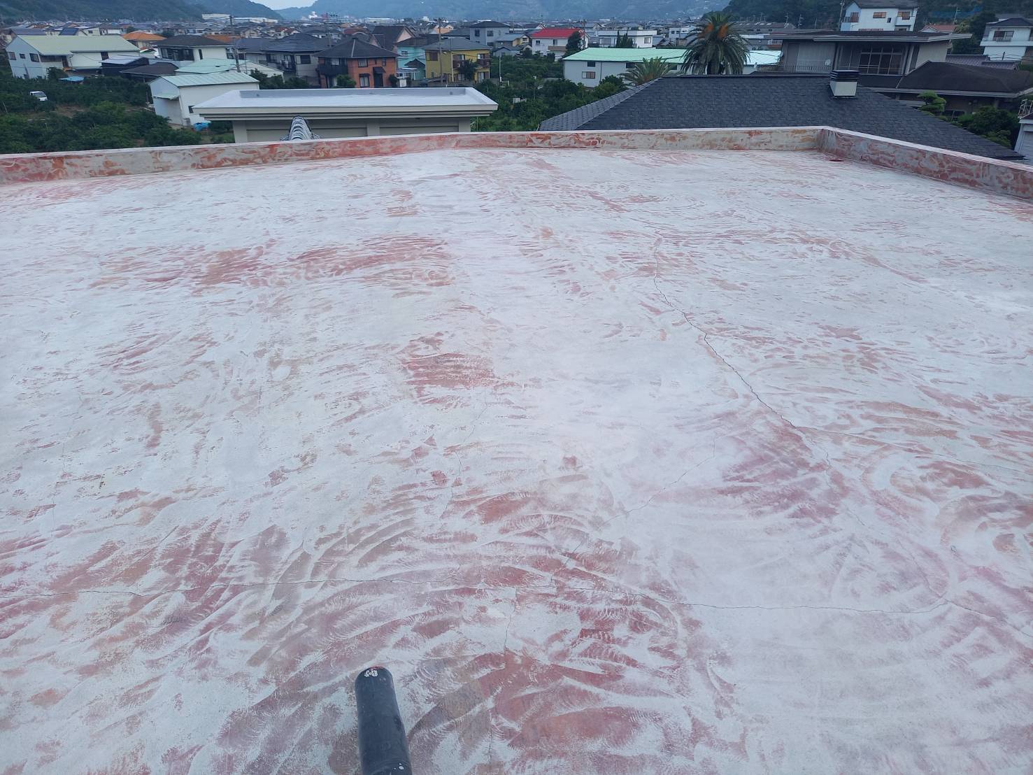 密着不良を起こしていたゴムシートを撤去し、下地調整を行なっている様子です。