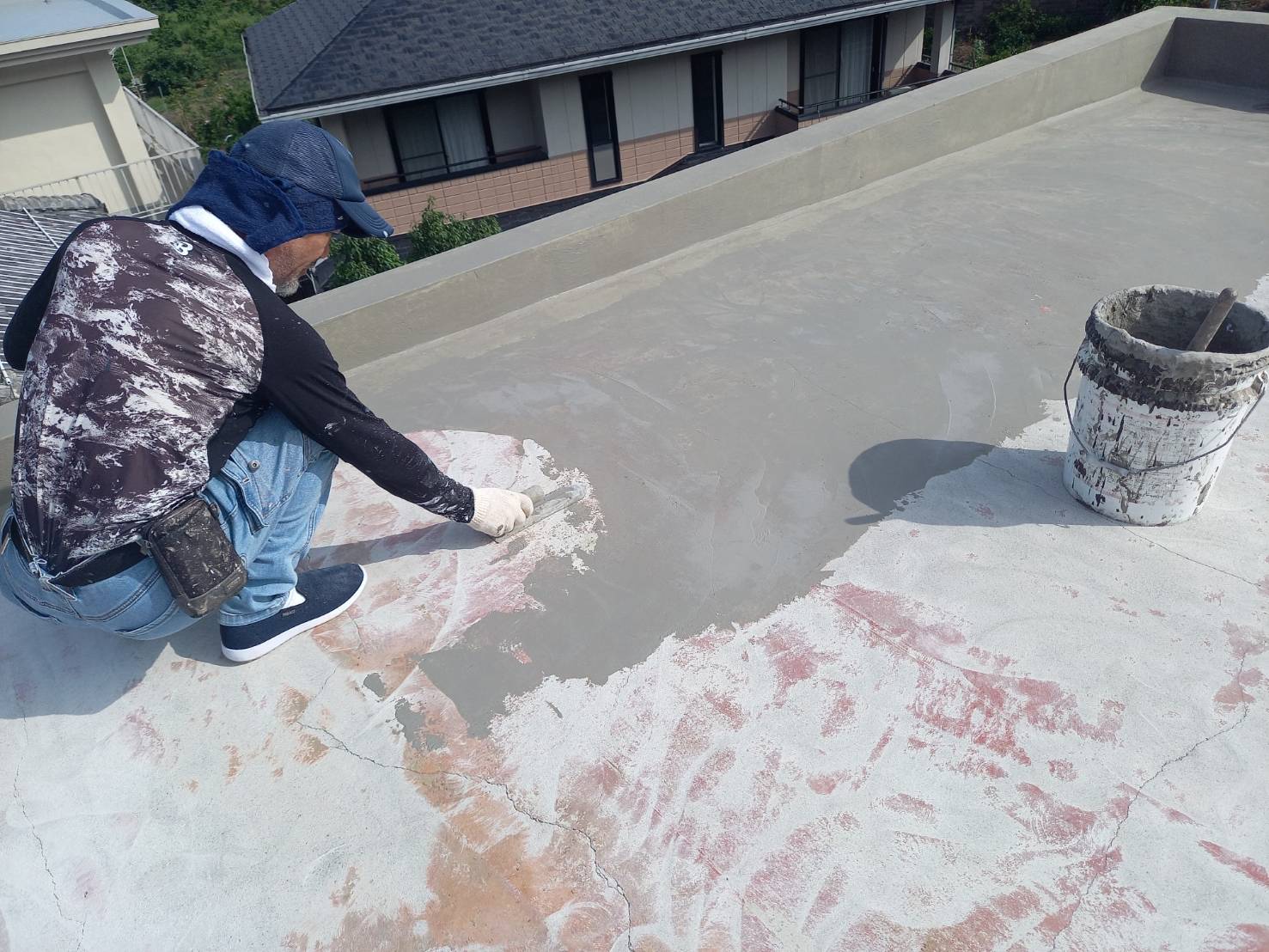 通気緩衝シートを施工している工程。防水層内部の湿気対策を行なっています。