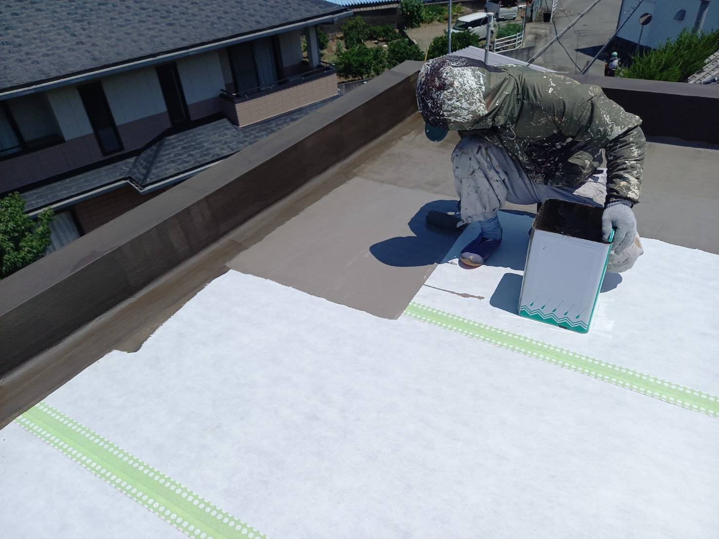 防水材を3回塗りし、膜厚を確保している工程です。